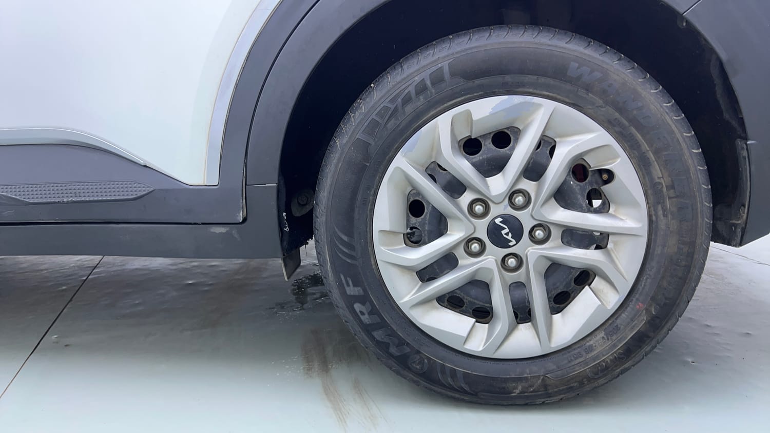 Used 2022 Kia Carens Prestige 1.4 Petrol MT 7 STR Petrol Manual tyres LEFT REAR TYRE RIM VIEW