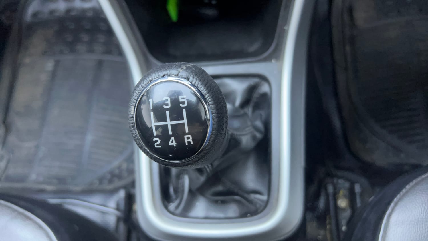 Used 2015 Maruti Suzuki S-Cross Alpha 1.3 Diesel Manual interior GEAR  KNOB VIEW