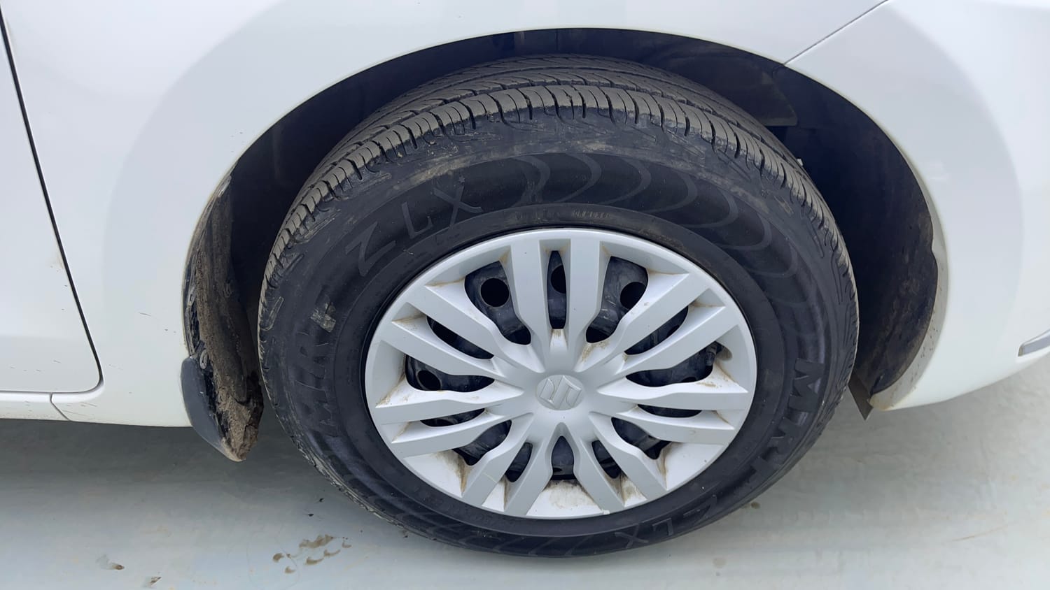 Used 2017 Maruti Suzuki Dzire VXi AMT Petrol Automatic tyres RIGHT FRONT TYRE RIM VIEW