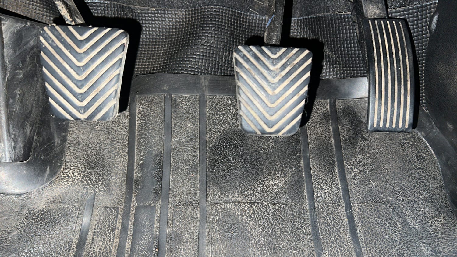 Used 2015 Hyundai Elite i20 Asta 1.4 CRDI Diesel Manual interior PEDALS VIEW