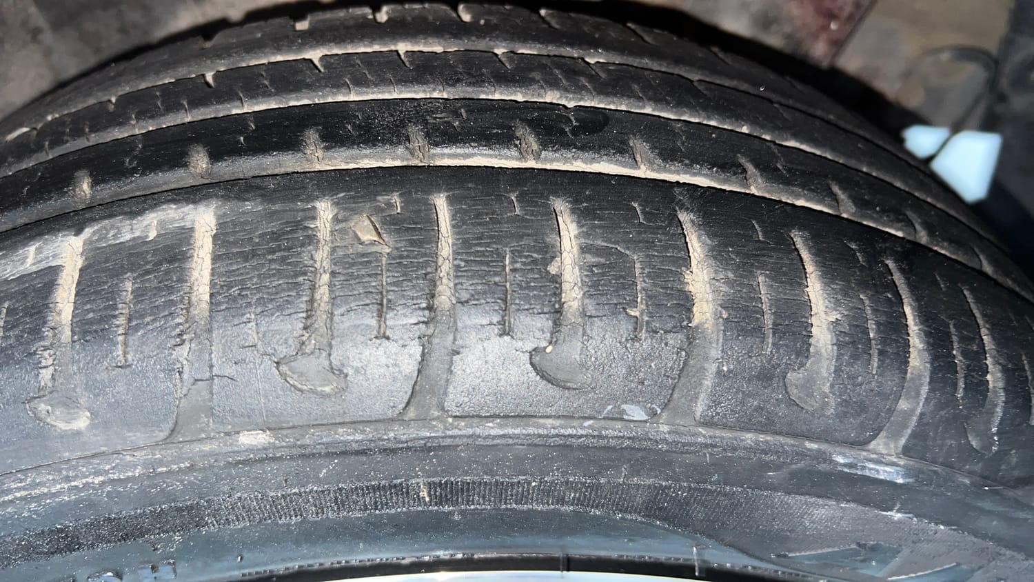 Used 2018 Hyundai Grand i10 Sportz (O) AT 1.2 Kappa VTVT Petrol Automatic tyres LEFT REAR TYRE TREAD VIEW