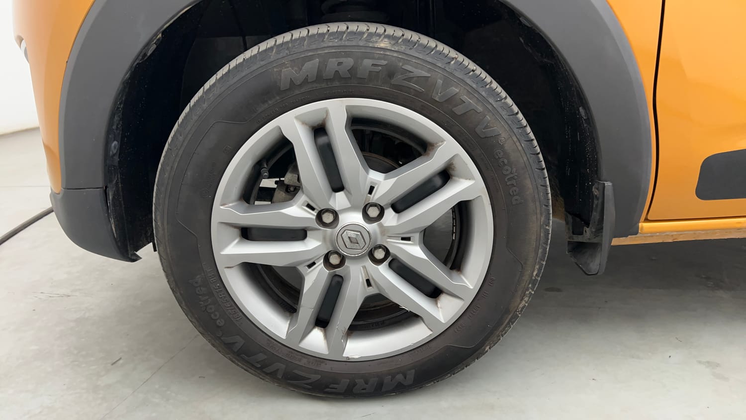 Used 2024 Renault Triber RXZ Petrol Manual tyres LEFT FRONT TYRE RIM VIEW
