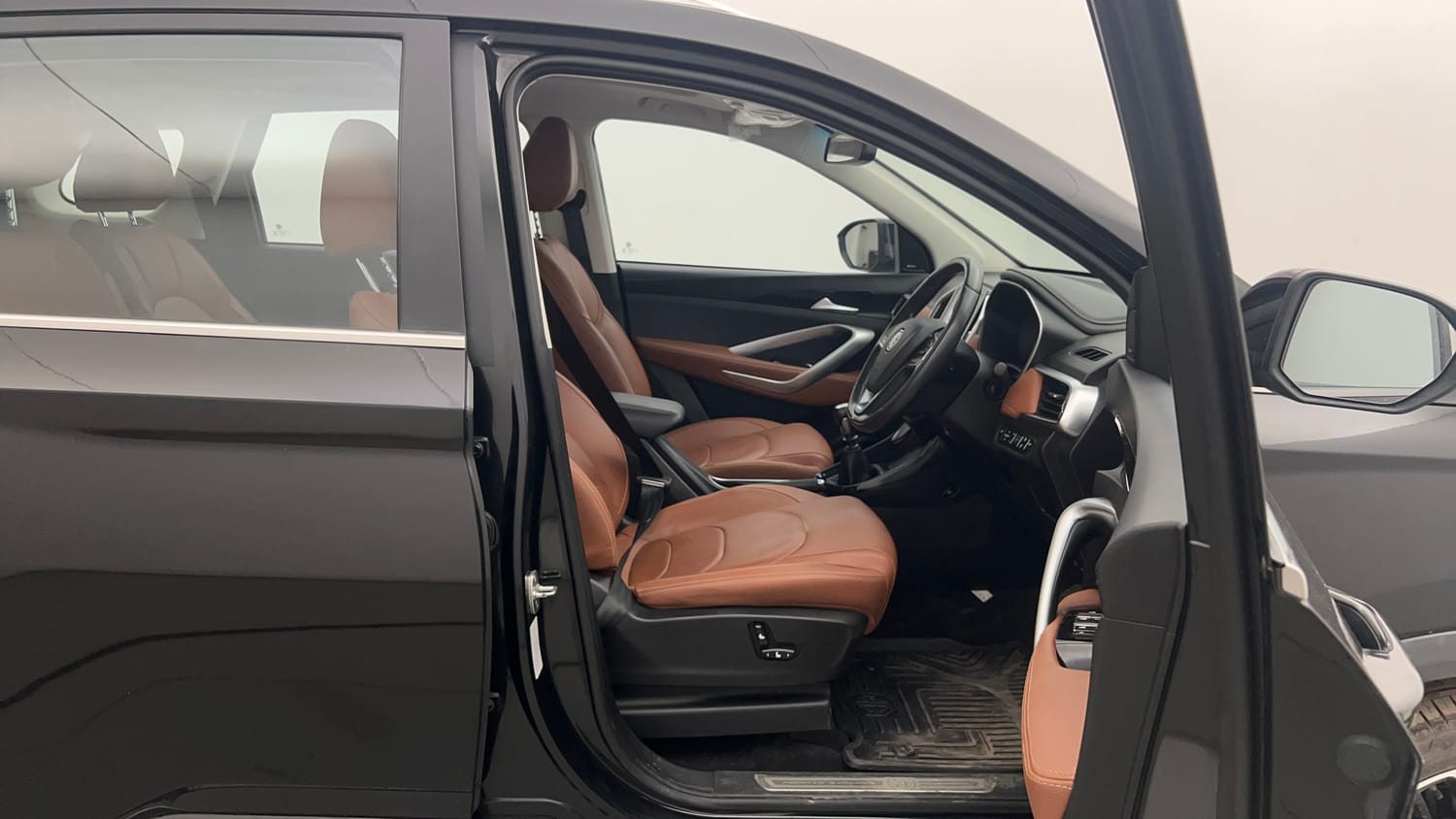 Used 2022 MG Motors Hector Plus Sharp 2.0 Diesel Turbo MT 6-STR Diesel Manual interior RIGHT SIDE FRONT DOOR CABIN VIEW
