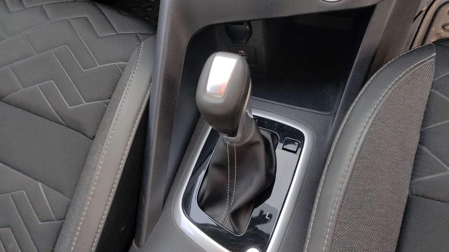 Used 2022 Nissan Magnite XV Premium Turbo CVT Dual Tone Petrol Automatic interior GEAR  KNOB VIEW