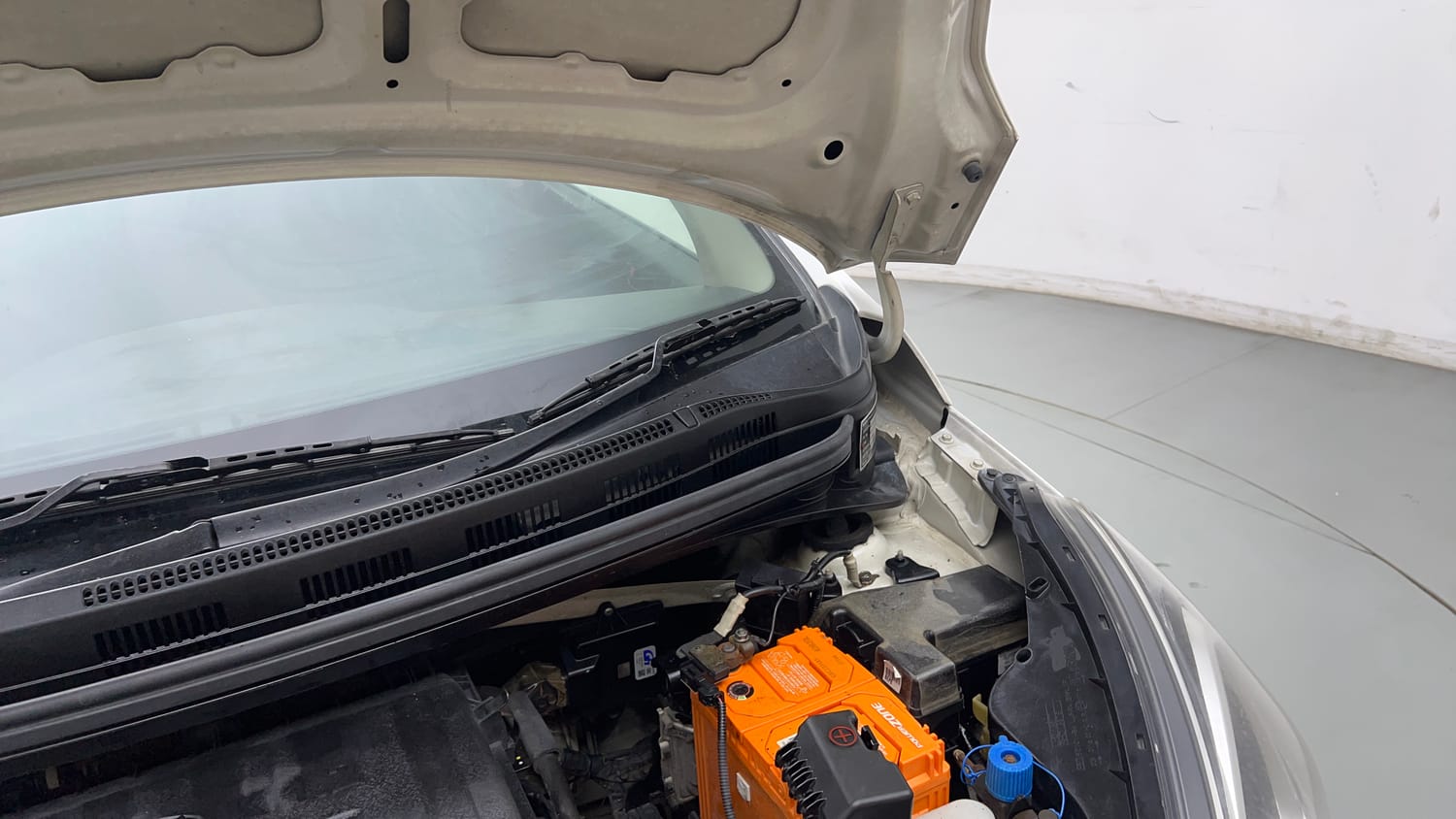 Used 2019 Hyundai Xcent S Petrol+cng(outside fitted) Cng Manual engine ENGINE LEFT SIDE HINGE & APRON VIEW