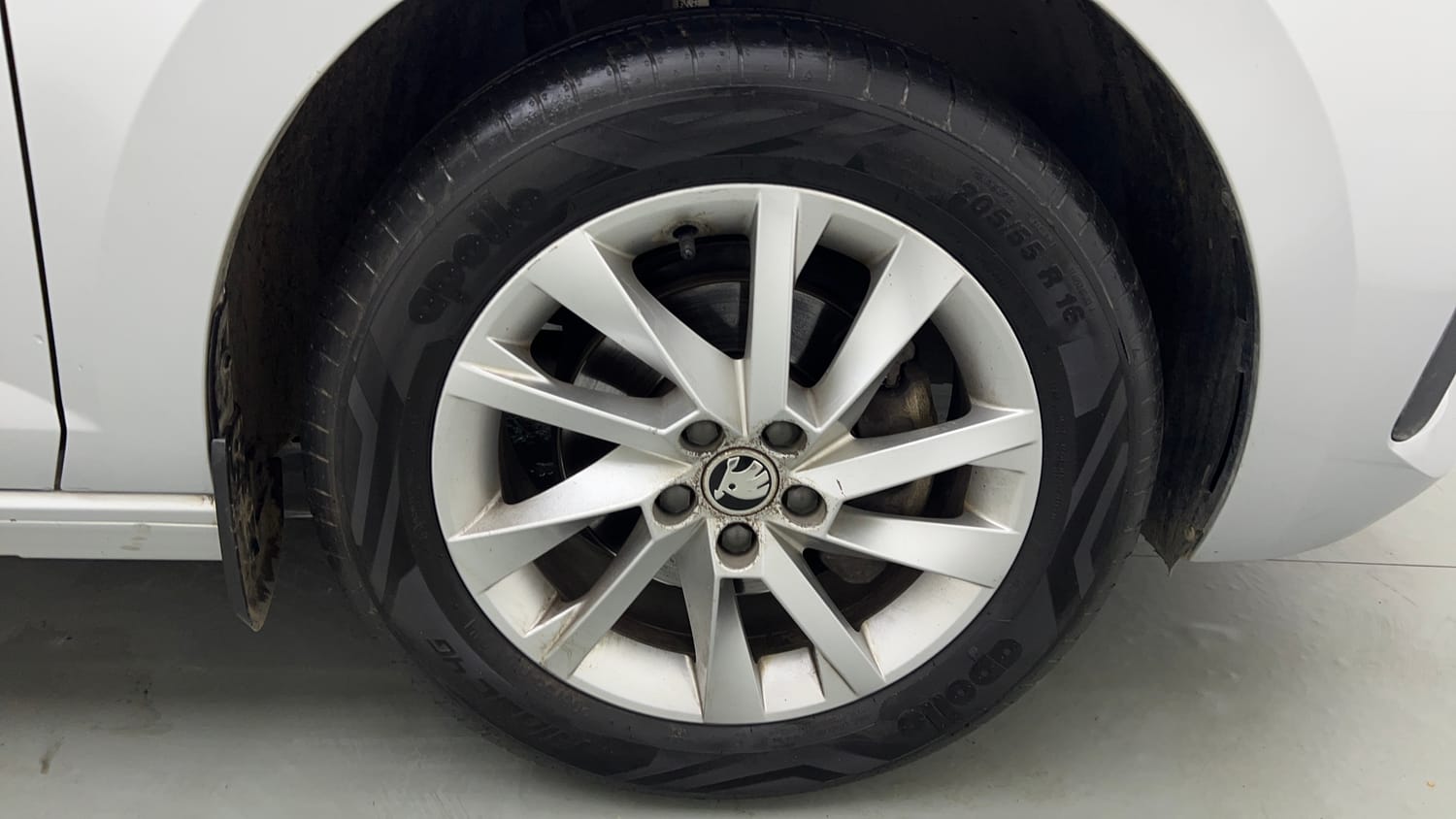 Used 2022 Skoda Slavia Ambition 1.0L TSI AT Petrol Automatic tyres RIGHT FRONT TYRE RIM VIEW