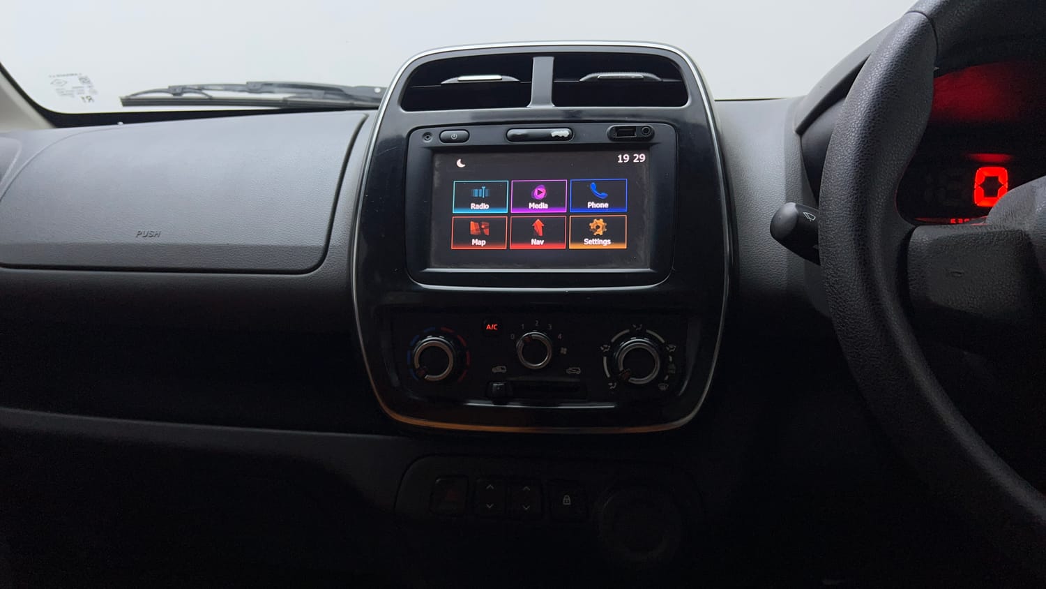 Used 2018 Renault Kwid 1.0 RXT Petrol Manual interior MUSIC SYSTEM & AC CONTROL VIEW