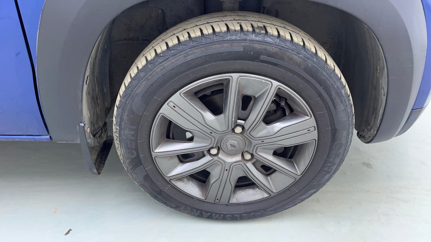 Used 2020 Renault Kwid CLIMBER 1.0 AMT Opt Petrol Automatic tyres RIGHT FRONT TYRE RIM VIEW