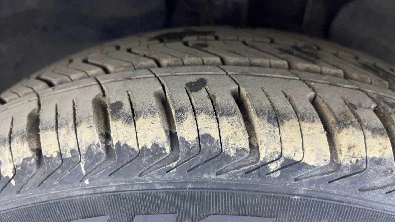 Used 2013 Ford Figo Duratec Petrol ZXI 1.2 Petrol Manual tyres RIGHT FRONT TYRE TREAD VIEW
