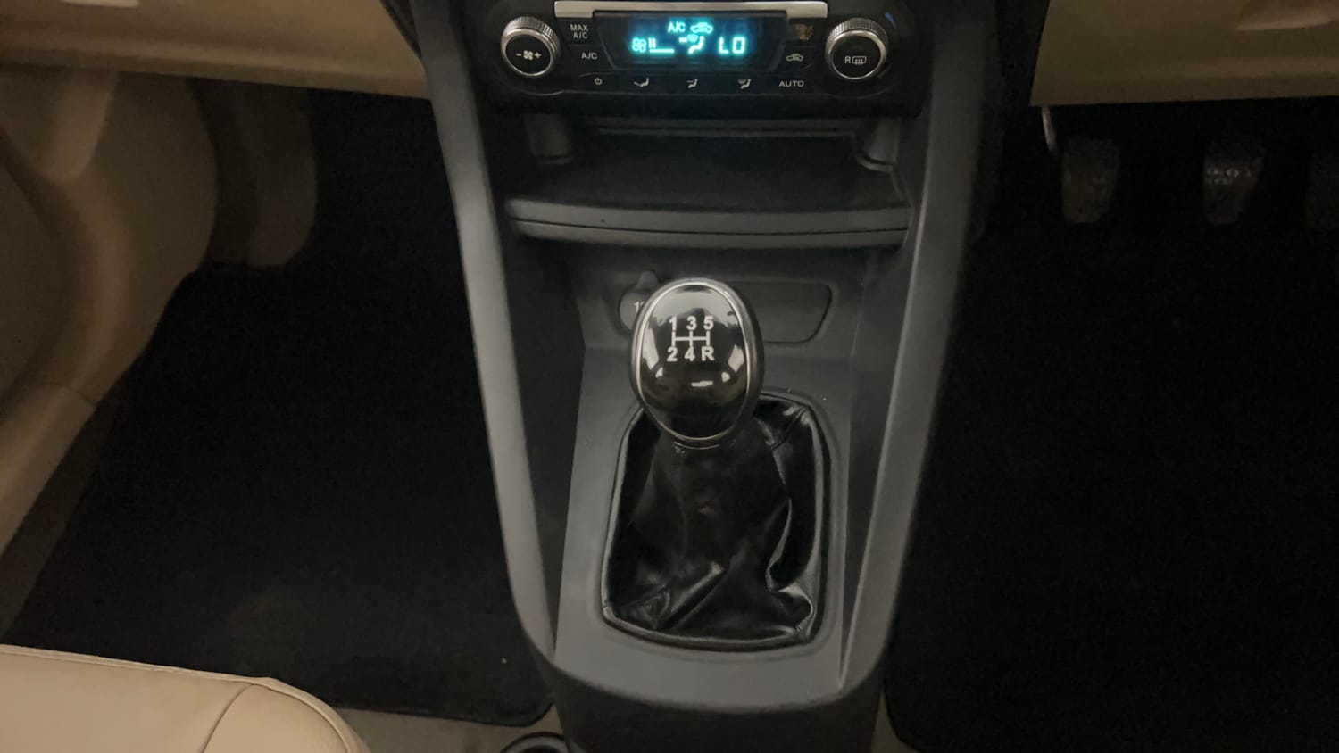 Used 2016 Ford Figo Aspire Titanium 1.2 Ti-VCT Petrol Manual interior GEAR  KNOB VIEW