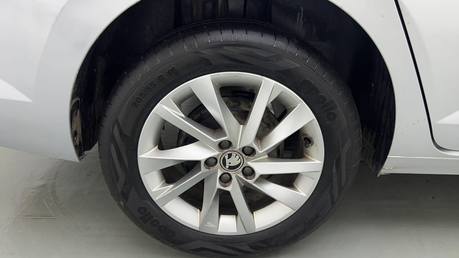 Used 2022 Skoda Slavia Ambition 1.0L TSI AT Petrol Automatic tyres RIGHT REAR TYRE RIM VIEW