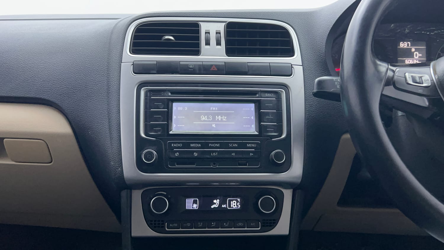 Used 2014 Volkswagen Polo Highline1.2L (P) Petrol Manual interior MUSIC SYSTEM & AC CONTROL VIEW