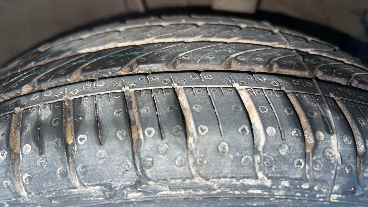 Used 2020 Hyundai Aura SX Plus 1.2 AMT Petrol Petrol Automatic tyres RIGHT FRONT TYRE TREAD VIEW