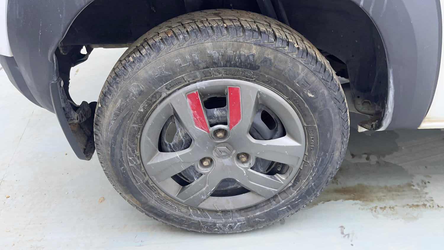 Used 2017 Renault Kwid 1.0 RXT AMT Petrol Automatic tyres RIGHT REAR TYRE RIM VIEW