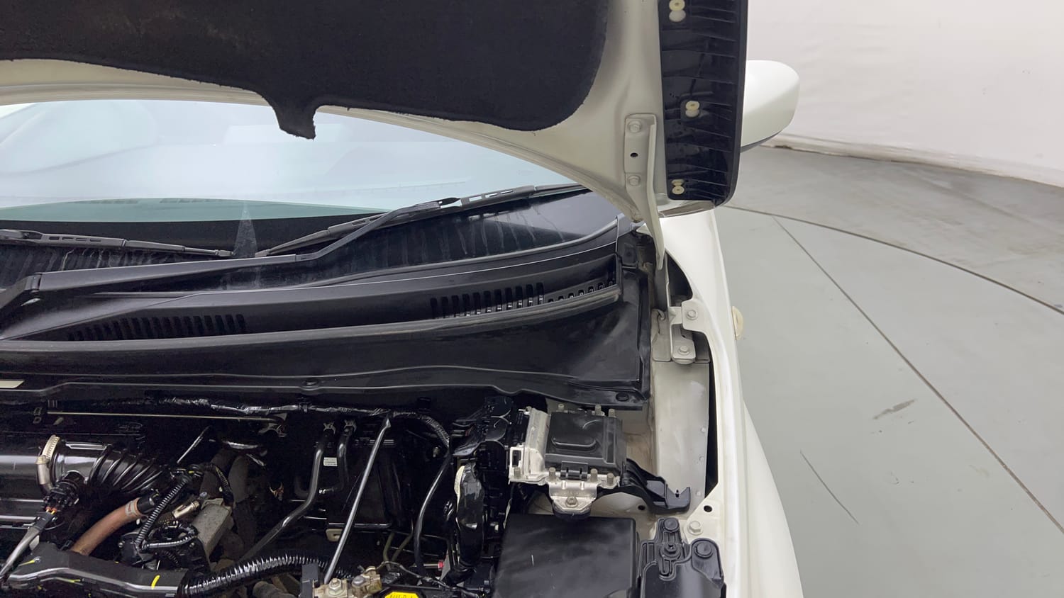 Used 2023 Maruti Suzuki Ignis Sigma 1.2 MT Petrol Manual engine ENGINE LEFT SIDE HINGE & APRON VIEW