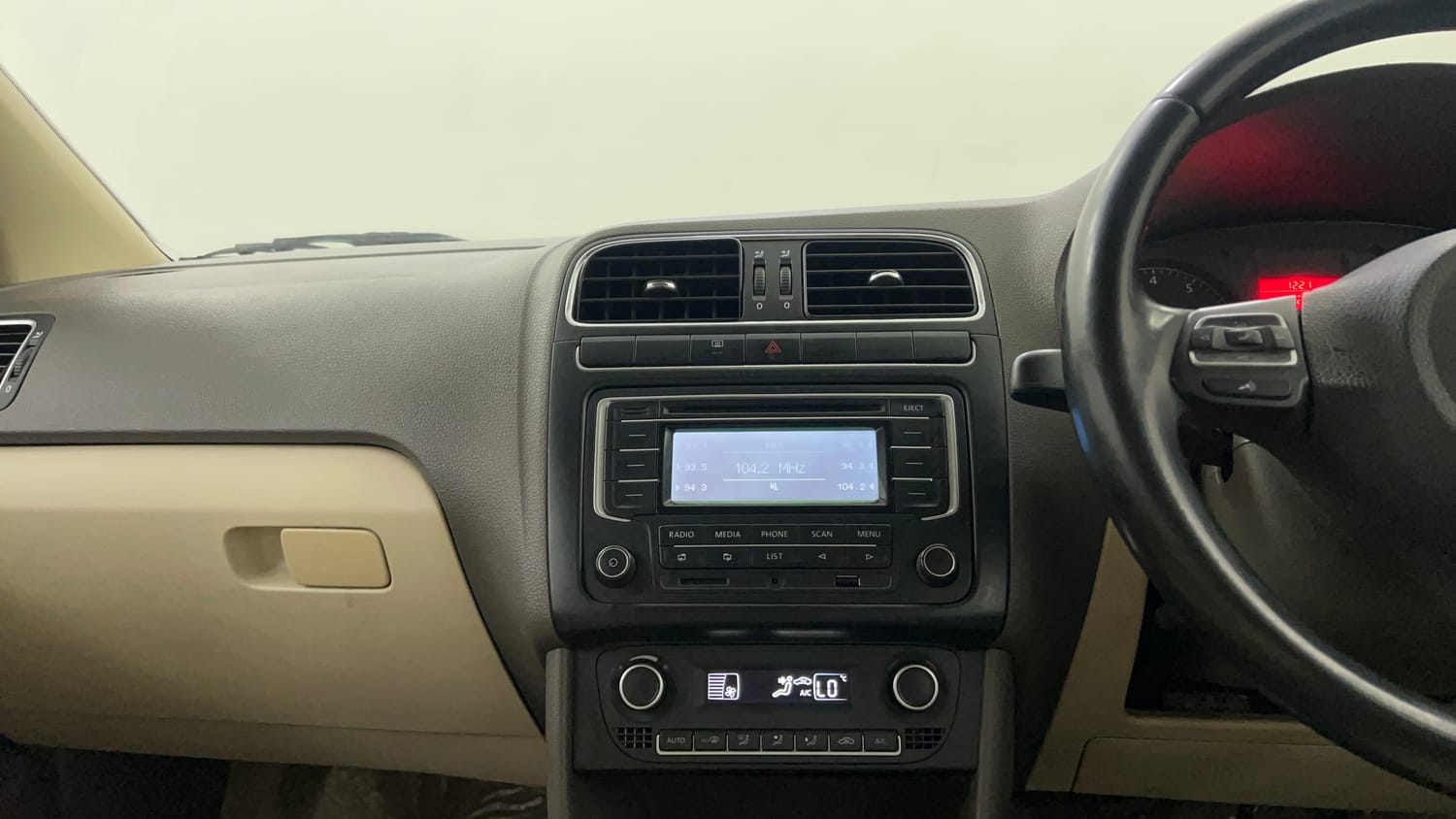 Used 2014 Volkswagen Vento Highline Petrol Petrol Manual interior MUSIC SYSTEM & AC CONTROL VIEW