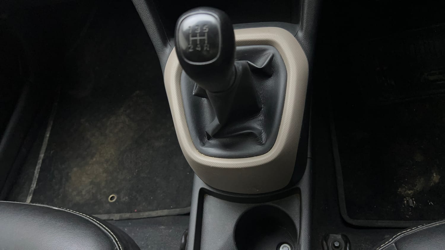Used 2019 Hyundai Xcent S Petrol+cng(outside fitted) Cng Manual interior GEAR  KNOB VIEW