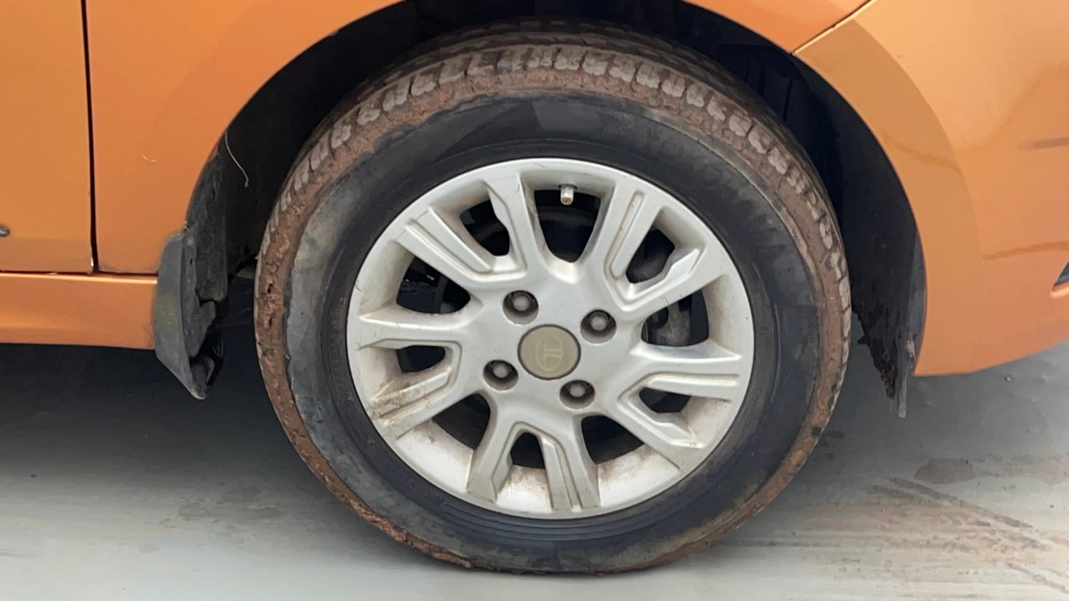 Used 2017 Tata Tiago Revotron XZA Petrol Automatic tyres RIGHT FRONT TYRE RIM VIEW