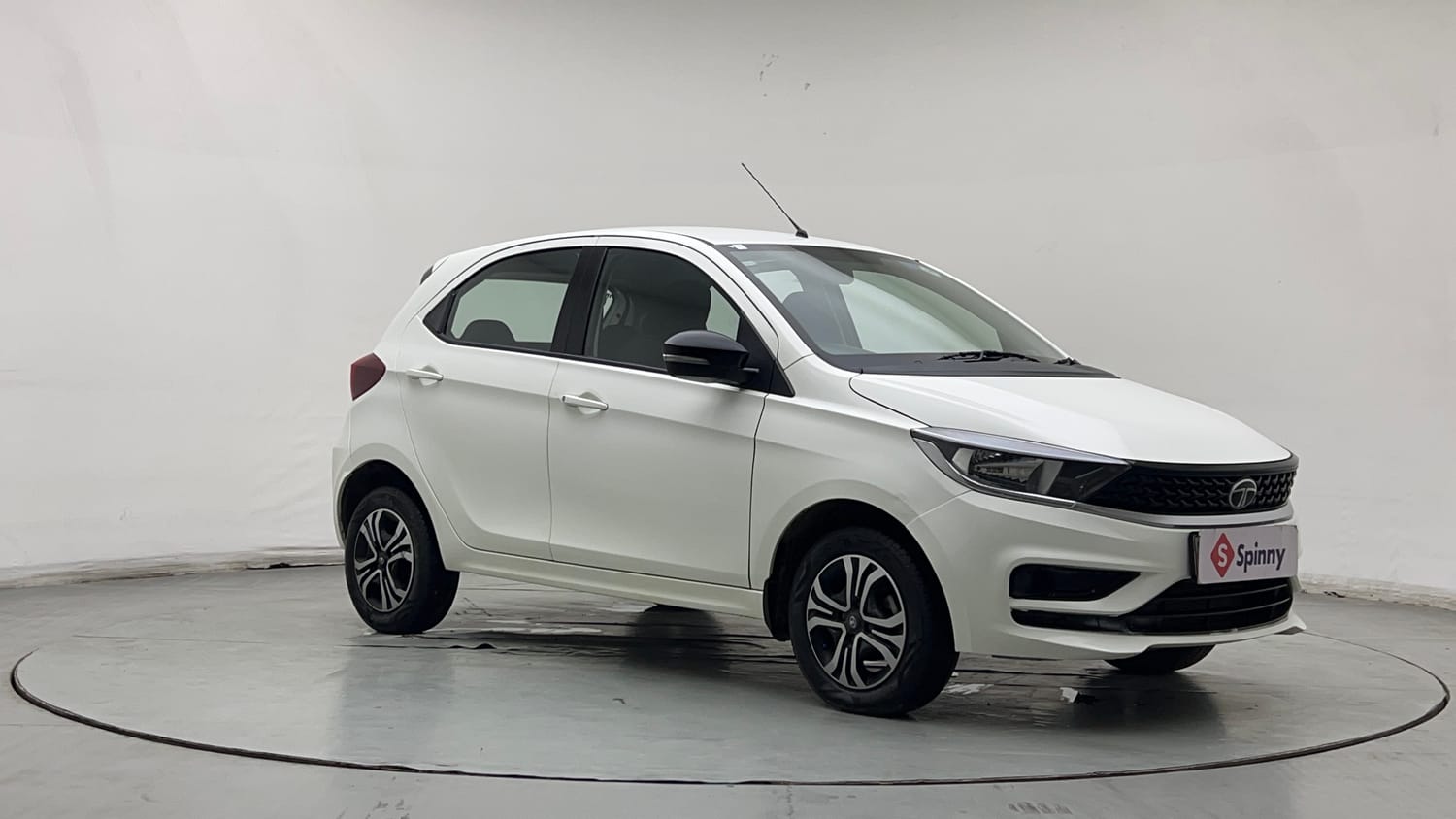 Used 2024 Tata Tiago XTA iCNG Cng Automatic exterior RIGHT FRONT CORNER VIEW