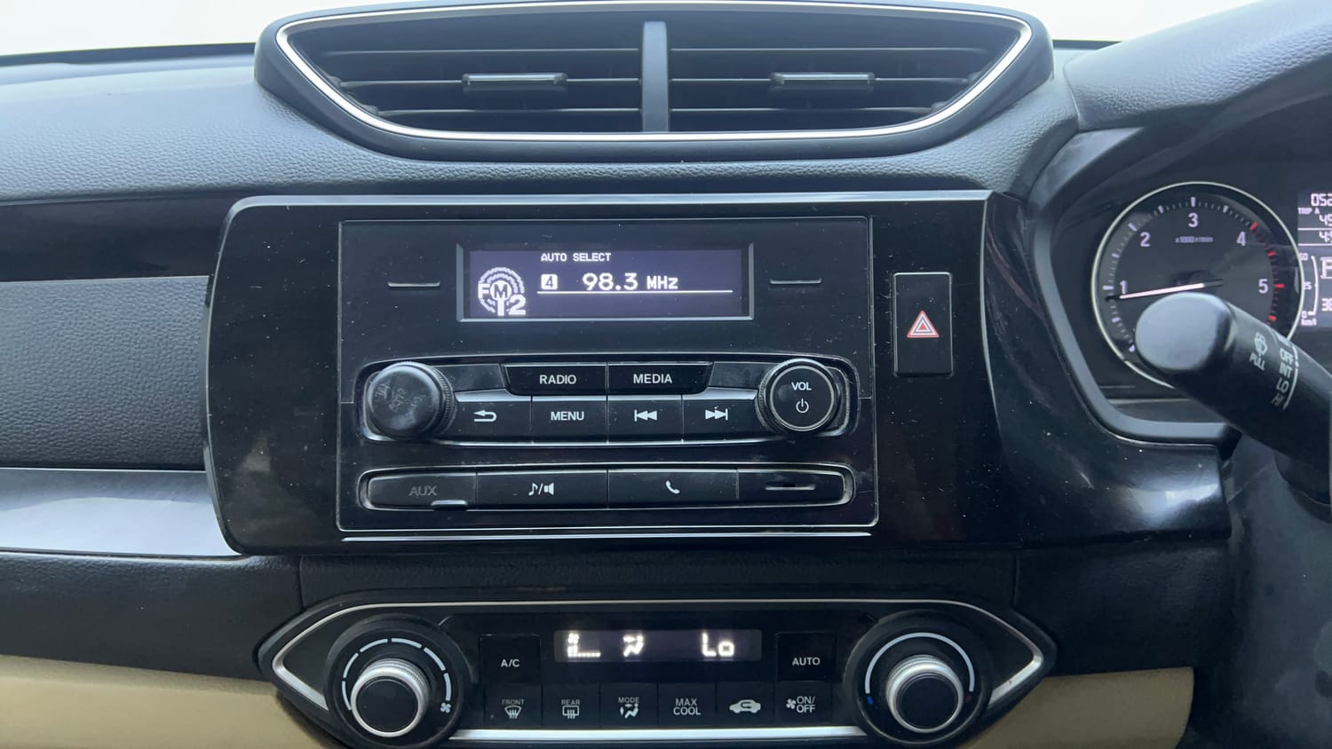 Used 2018 Honda Amaze 1.5 V CVT Diesel Diesel Automatic interior MUSIC SYSTEM & AC CONTROL VIEW