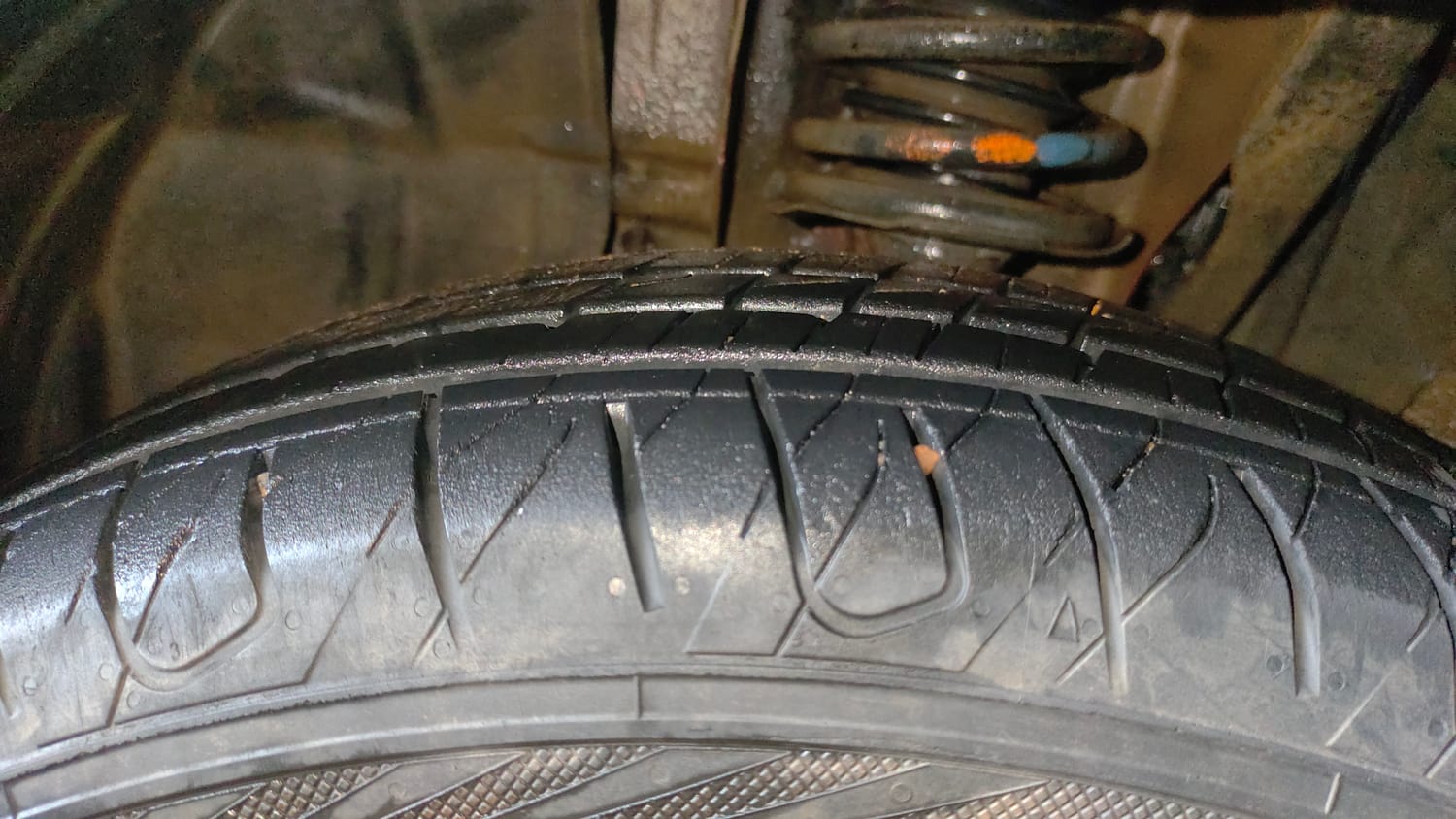 Used 2022 Nissan Magnite XV Premium Turbo CVT Dual Tone Petrol Automatic tyres LEFT FRONT TYRE TREAD VIEW