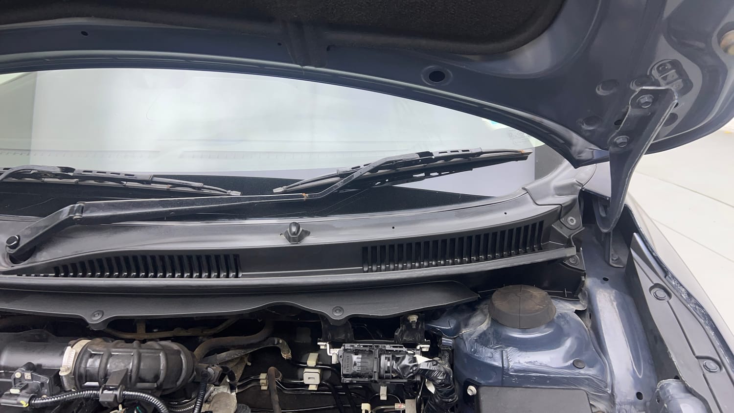 Used 2022 Maruti Suzuki Baleno Zeta MT Petrol Manual engine ENGINE LEFT SIDE HINGE & APRON VIEW