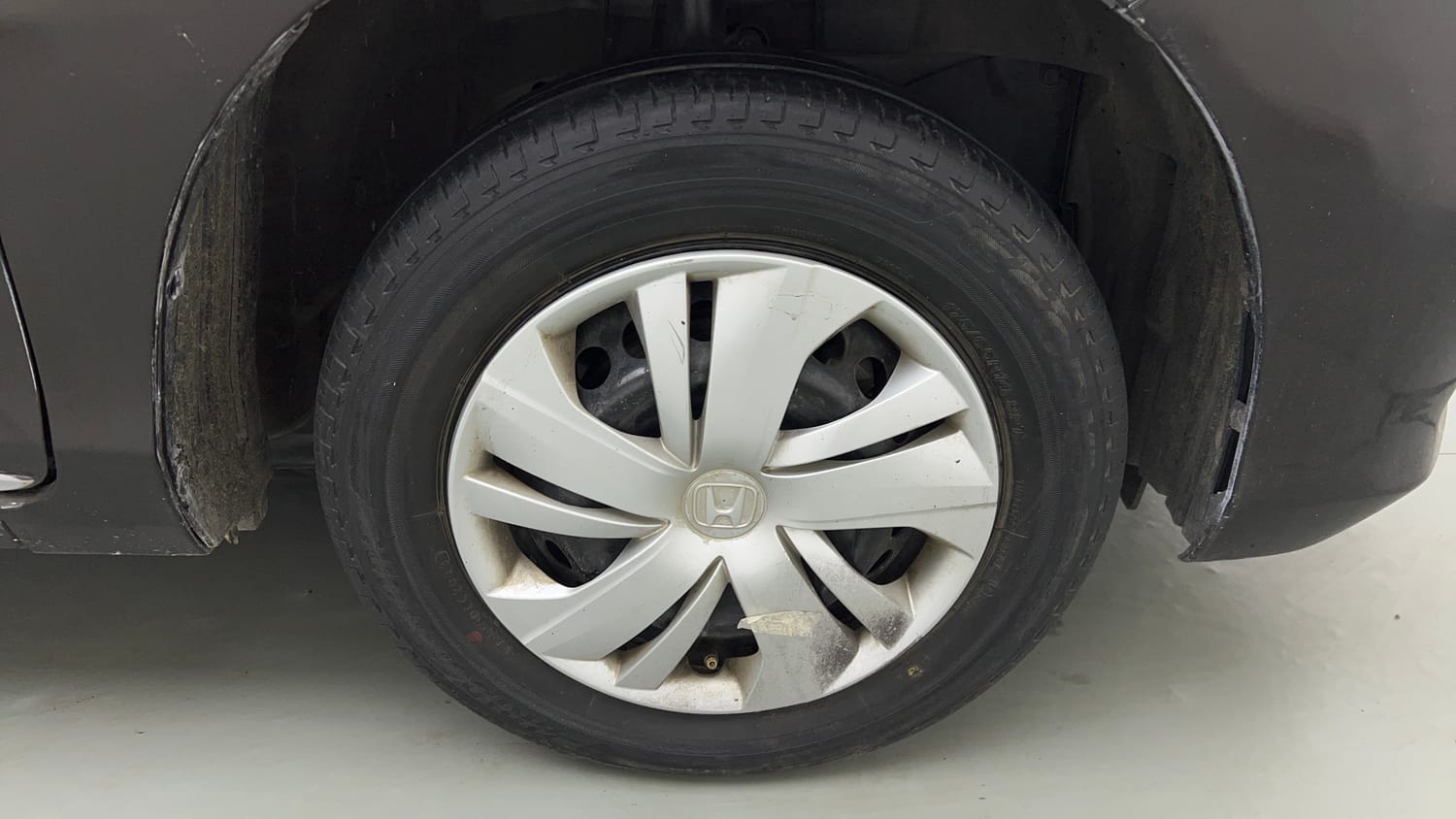 Used 2024 Honda Amaze S 1.2 Petrol MT Petrol Manual tyres RIGHT FRONT TYRE RIM VIEW