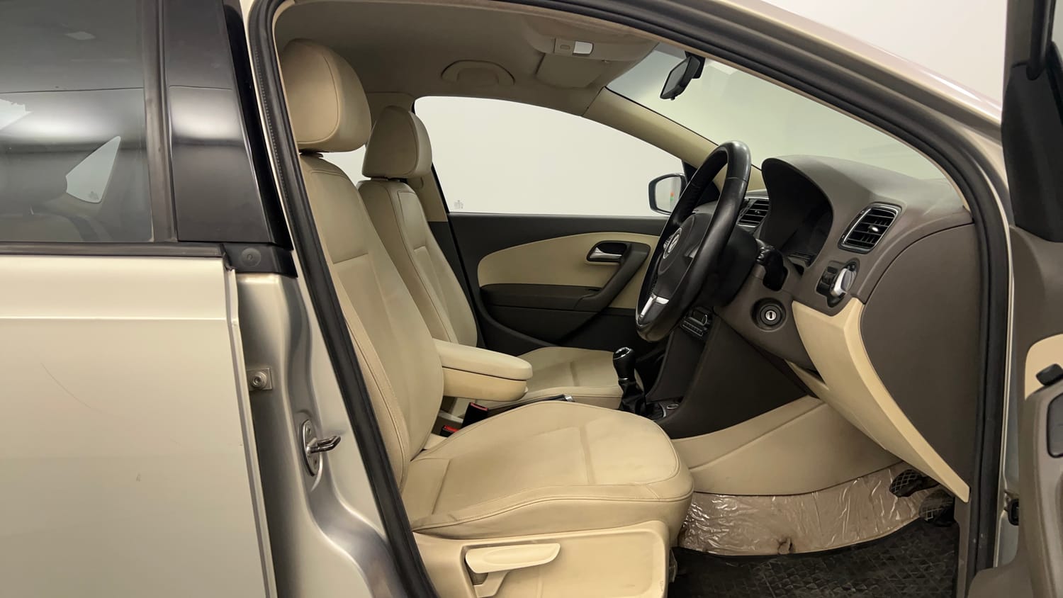 Used 2014 Volkswagen Vento Highline Petrol Petrol Manual interior RIGHT SIDE FRONT DOOR CABIN VIEW