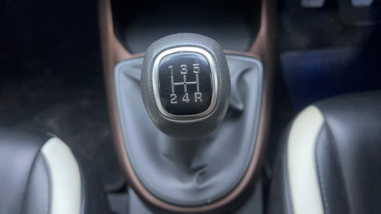 Used 2023 Hyundai Aura SX 1.2 CNG Cng Manual interior GEAR  KNOB VIEW
