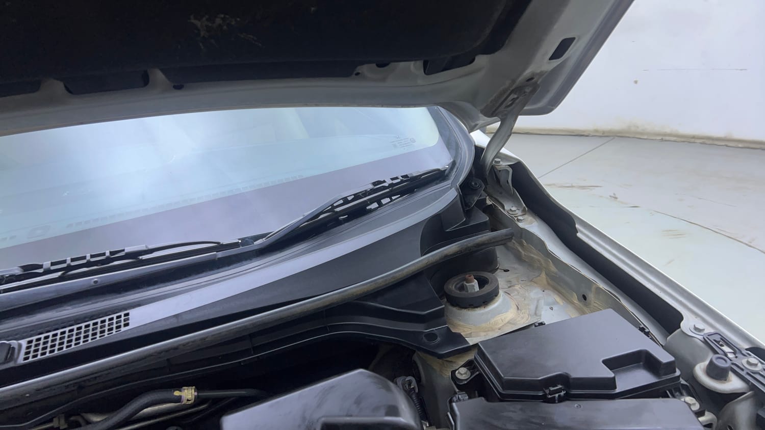 Used 2018 Honda Amaze 1.5 V CVT Diesel Diesel Automatic engine ENGINE LEFT SIDE HINGE & APRON VIEW