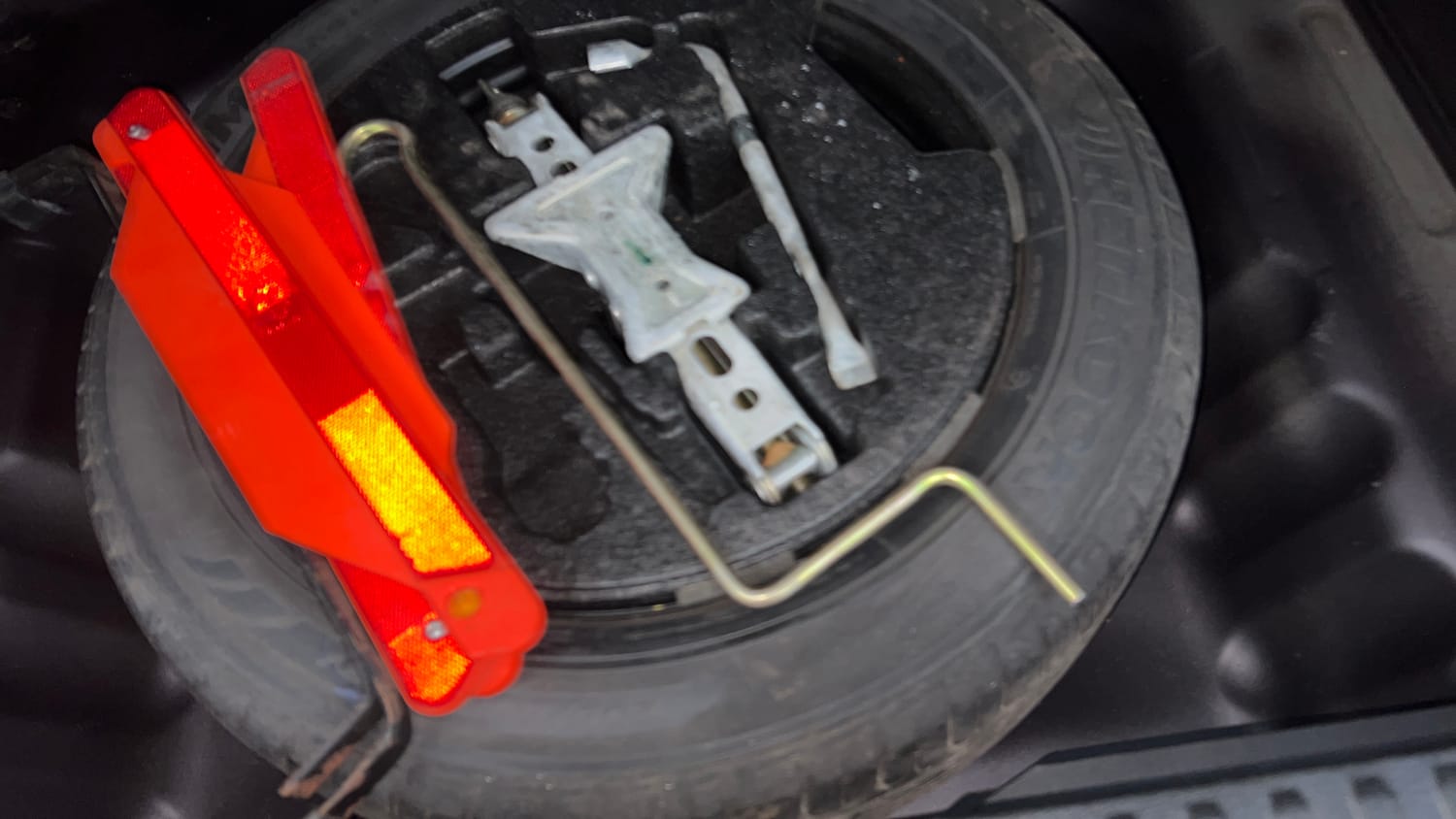 Used 2021 maruti-suzuki Vitara Brezza VXi Petrol Manual tyres SPARE TYRE VIEW