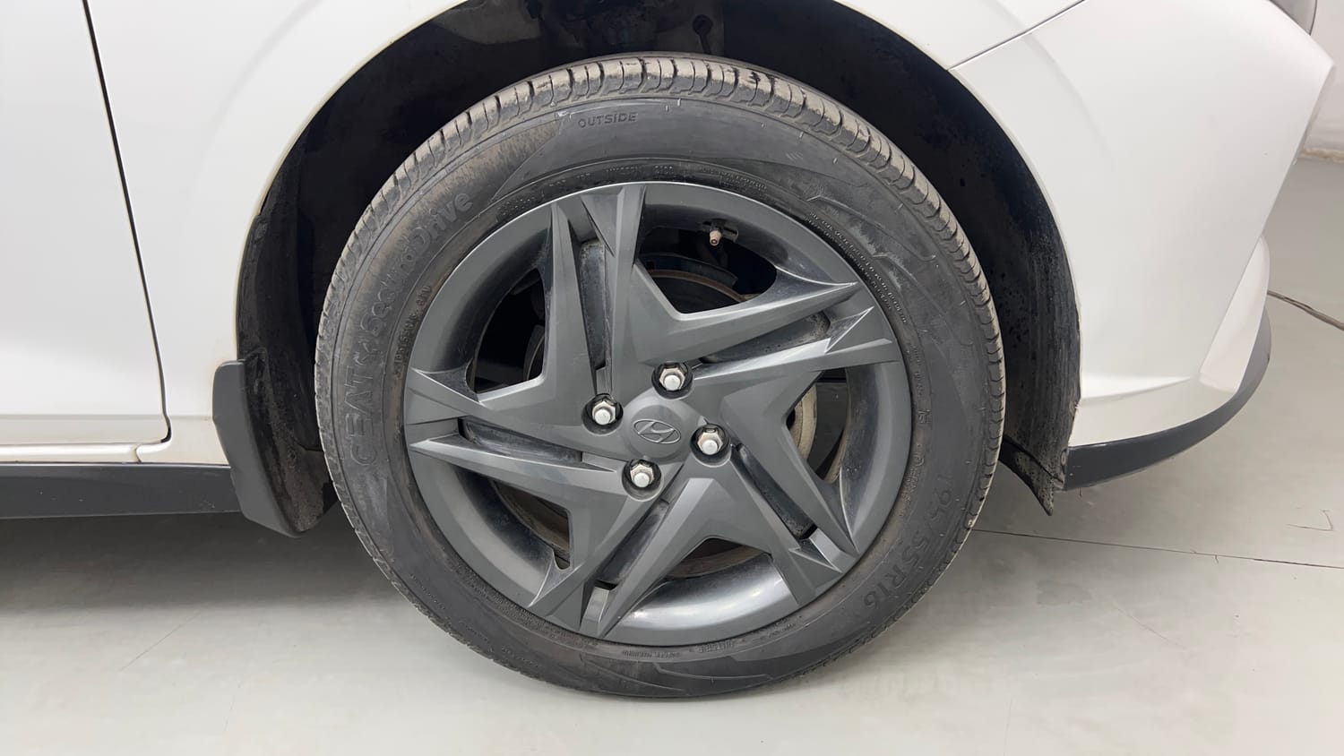 Used 2022 Hyundai i20 Sportz 1.2 IVT Petrol Automatic tyres RIGHT FRONT TYRE RIM VIEW