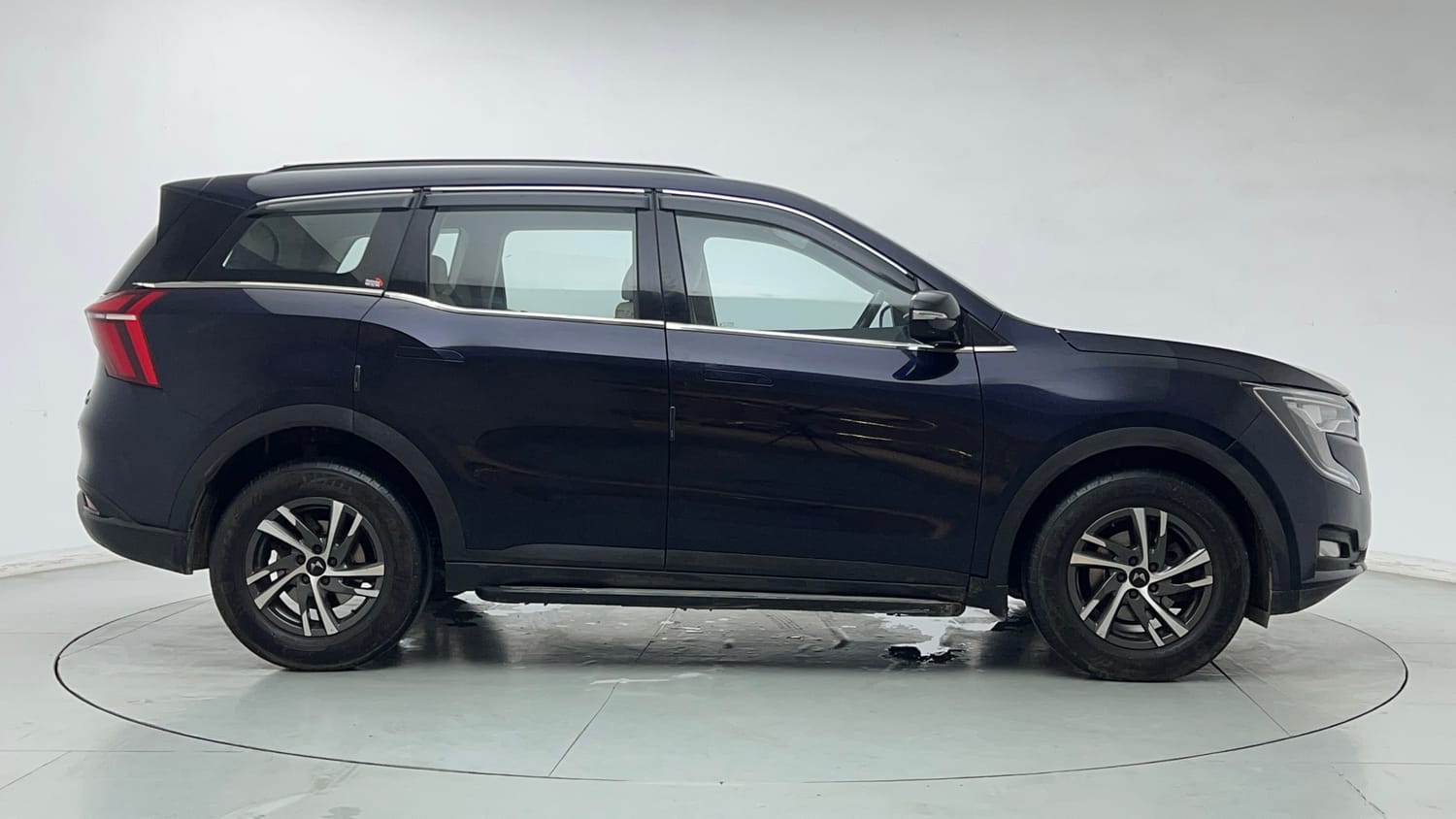 Used 2024 Mahindra XUV700 AX 5 Petrol AT 5 STR Petrol Automatic exterior RIGHT SIDE VIEW