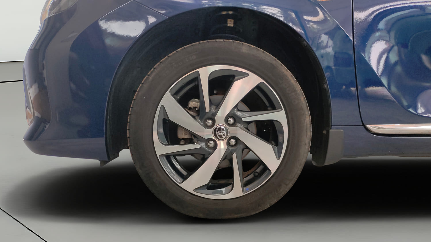 Used 2025 Toyota Glanza V Petrol Manual tyres LEFT FRONT TYRE RIM VIEW