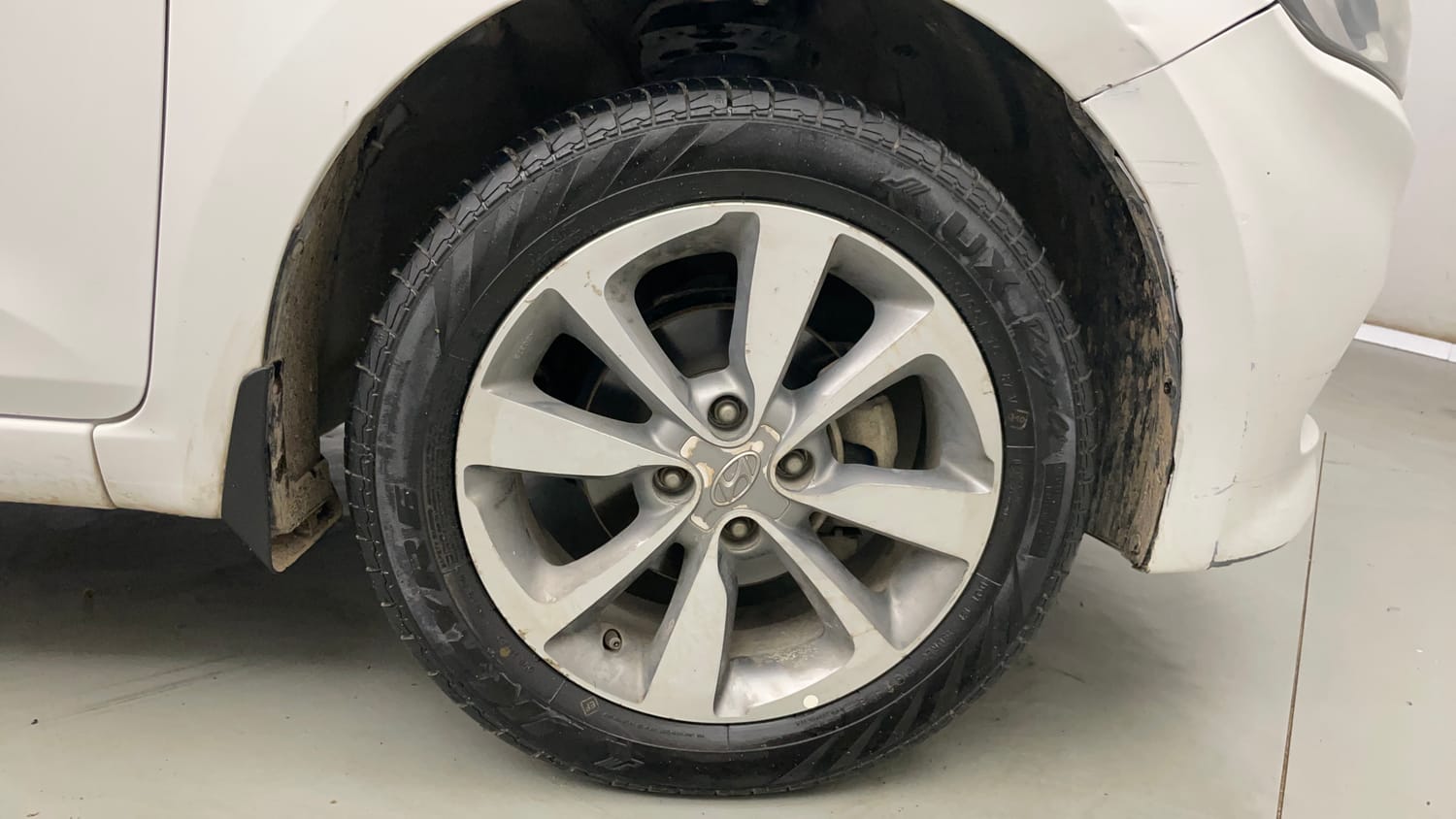Used 2017 Hyundai Elite i20 Asta 1.2 Dual Tone Petrol Manual tyres RIGHT FRONT TYRE RIM VIEW