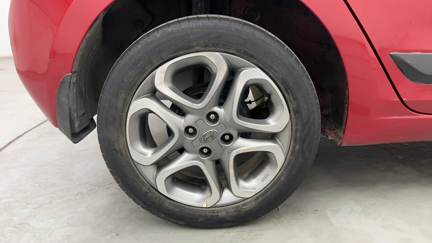 Used 2019 Hyundai Elite i20 Asta 1.2 (O) CVT Petrol Automatic tyres RIGHT REAR TYRE RIM VIEW