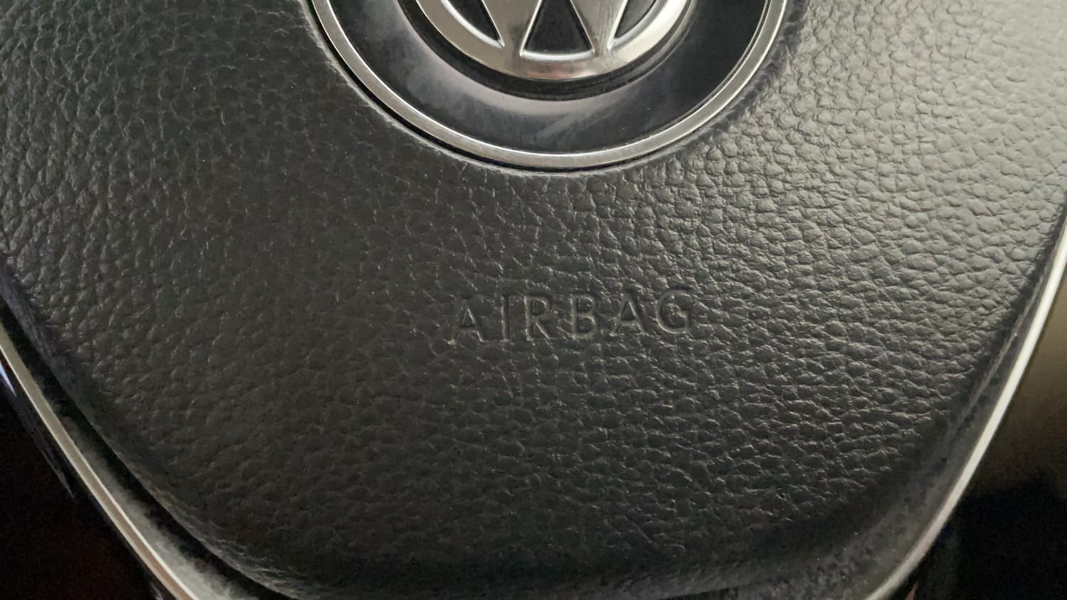 Used 2017 Volkswagen Ameo Highline1.2L (P) Petrol Manual top_features Airbags