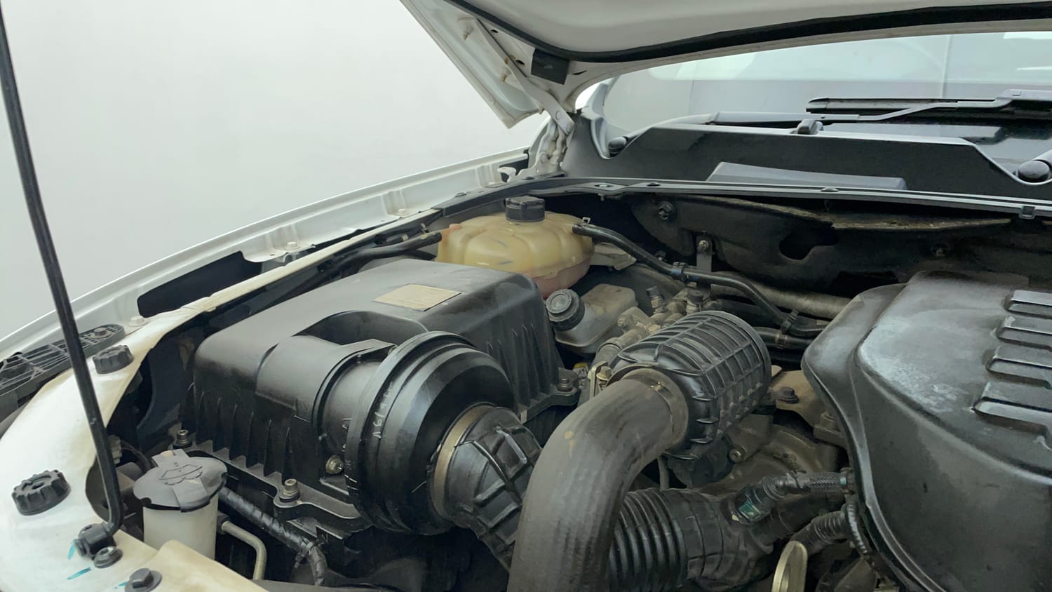 Used 2023 Mahindra Scorpio N Z8 L Petrol AT 7 STR Petrol Automatic engine ENGINE RIGHT SIDE HINGE & APRON VIEW