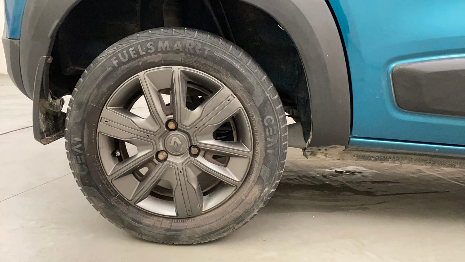 Used 2020 Renault Kwid CLIMBER 1.0 AMT Opt Petrol Automatic tyres RIGHT REAR TYRE RIM VIEW