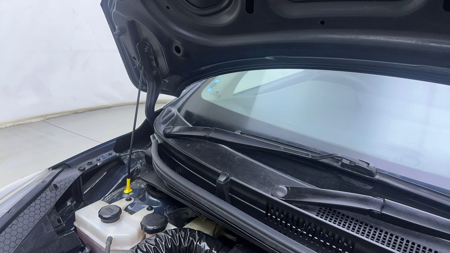 Used 2023 Hyundai Aura SX 1.2 CNG Cng Manual engine ENGINE RIGHT SIDE HINGE & APRON VIEW