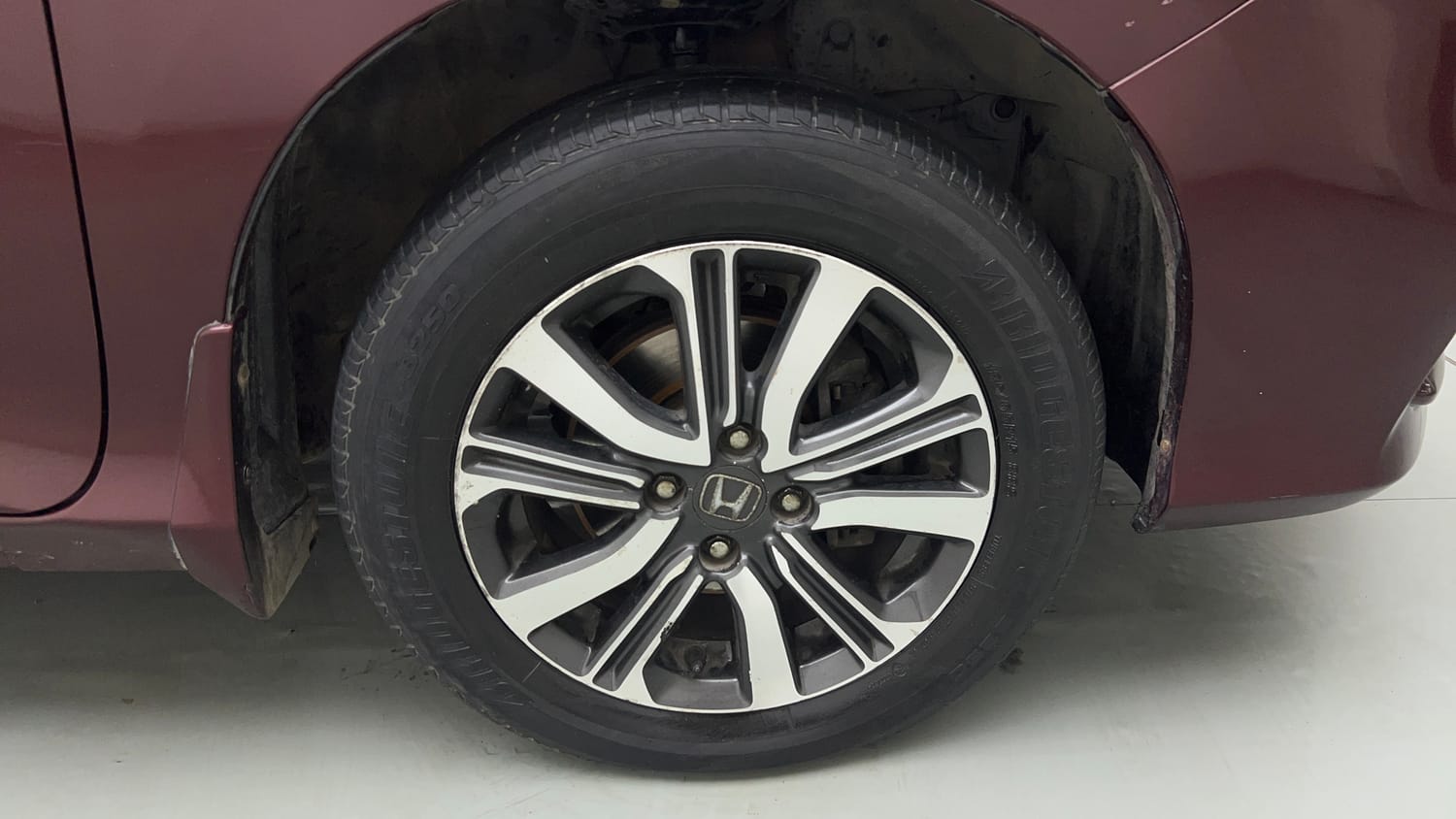 Used 2017 Honda City V Petrol Petrol Manual tyres RIGHT FRONT TYRE RIM VIEW
