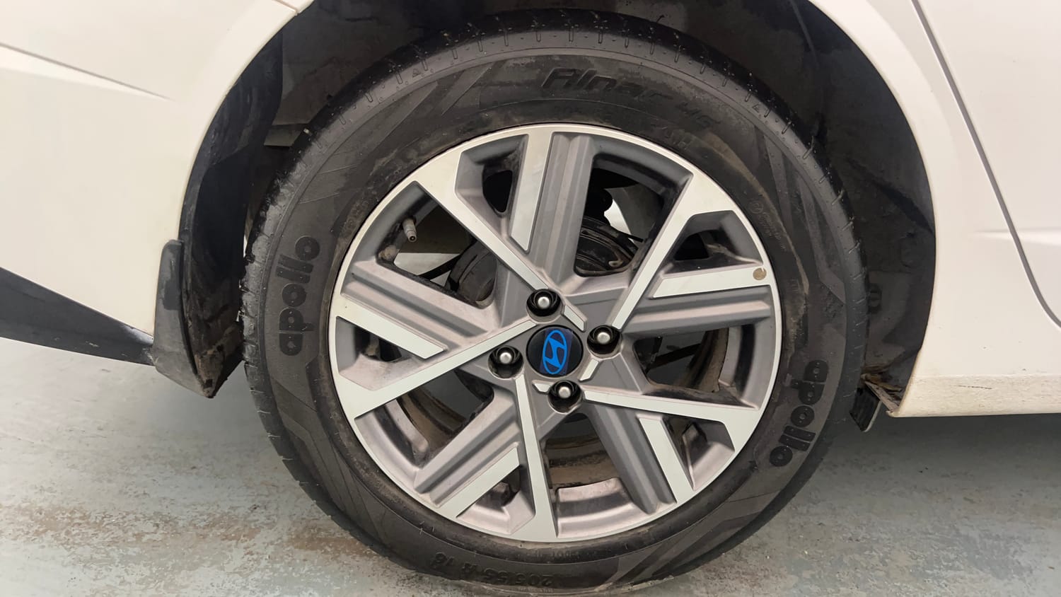 Used 2024 Hyundai Verna SX 1.5 Petrol MT Petrol Manual tyres RIGHT REAR TYRE RIM VIEW