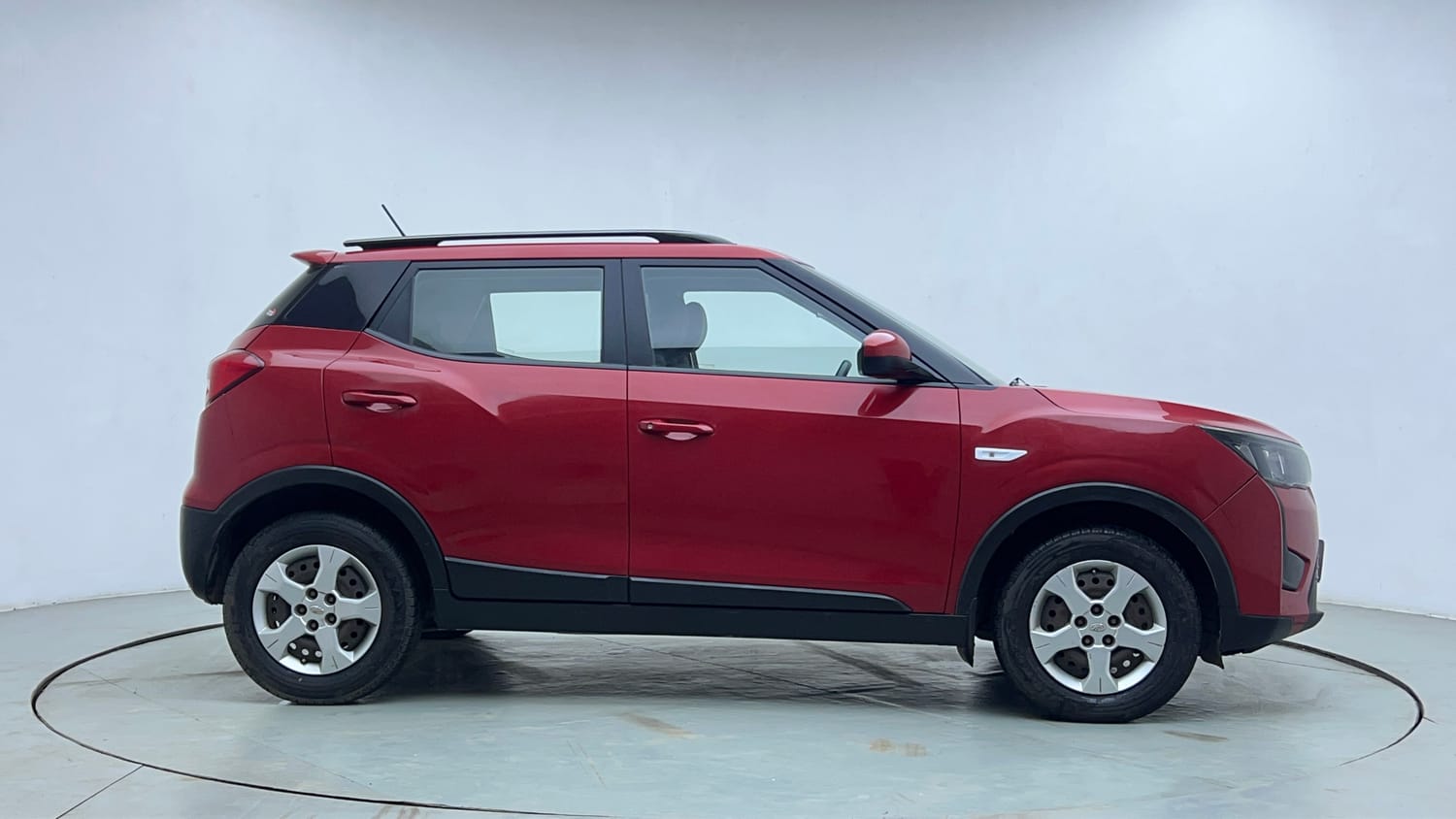 Used 2019 Mahindra XUV 300 1.2 W6 Petrol Manual exterior RIGHT SIDE VIEW