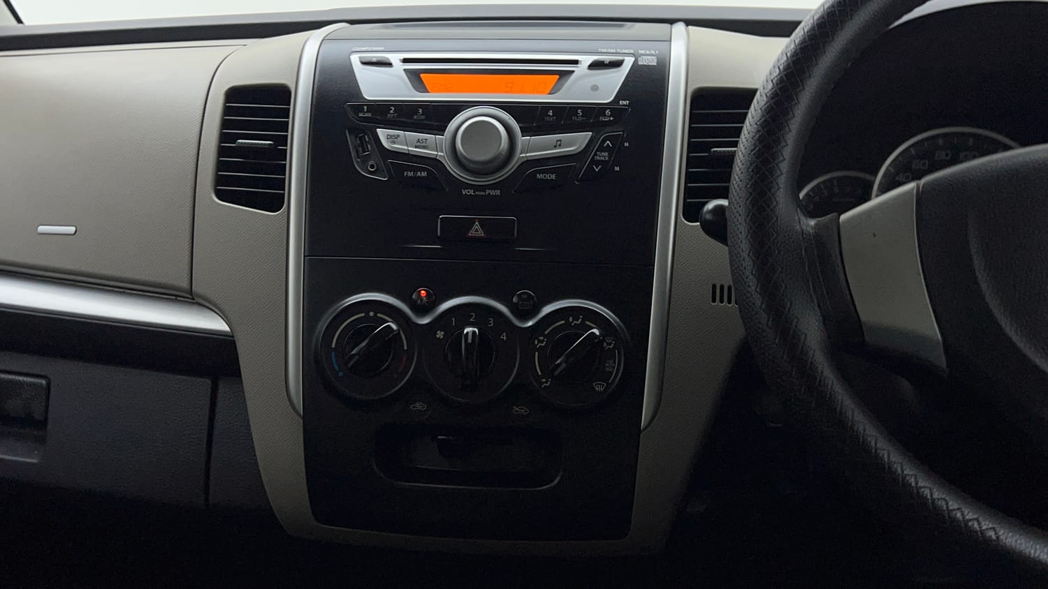 Used 2015 Maruti Suzuki Wagon R VXI Petrol Manual interior MUSIC SYSTEM & AC CONTROL VIEW