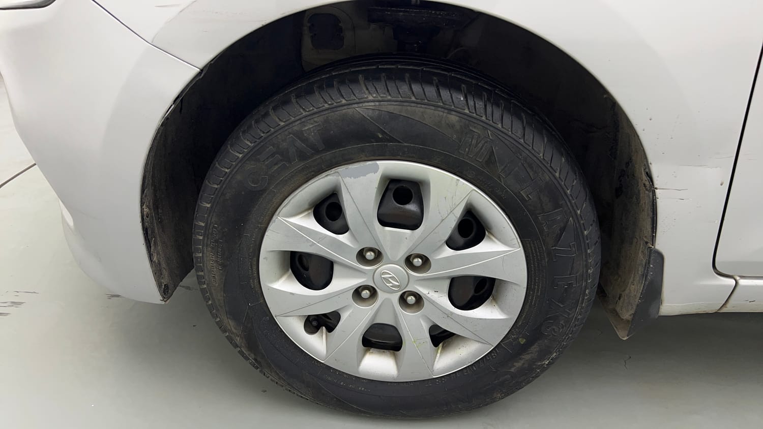 Used 2017 Hyundai Elite i20 Sportz 1.2 Petrol Manual tyres LEFT FRONT TYRE RIM VIEW