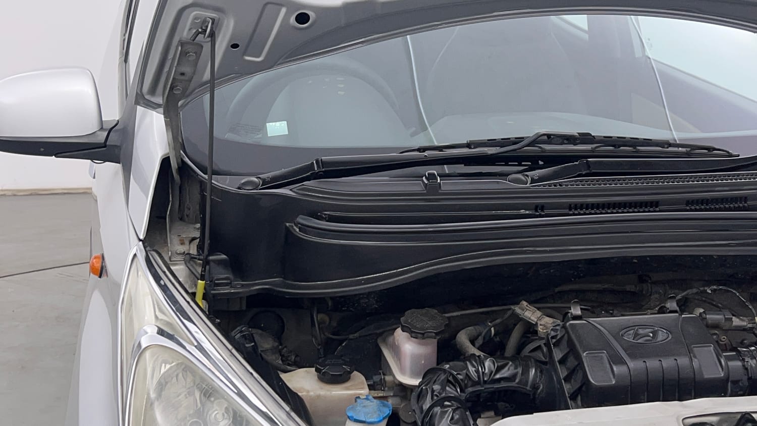 Used 2014 Hyundai Eon Sportz Petrol Manual engine ENGINE RIGHT SIDE HINGE & APRON VIEW
