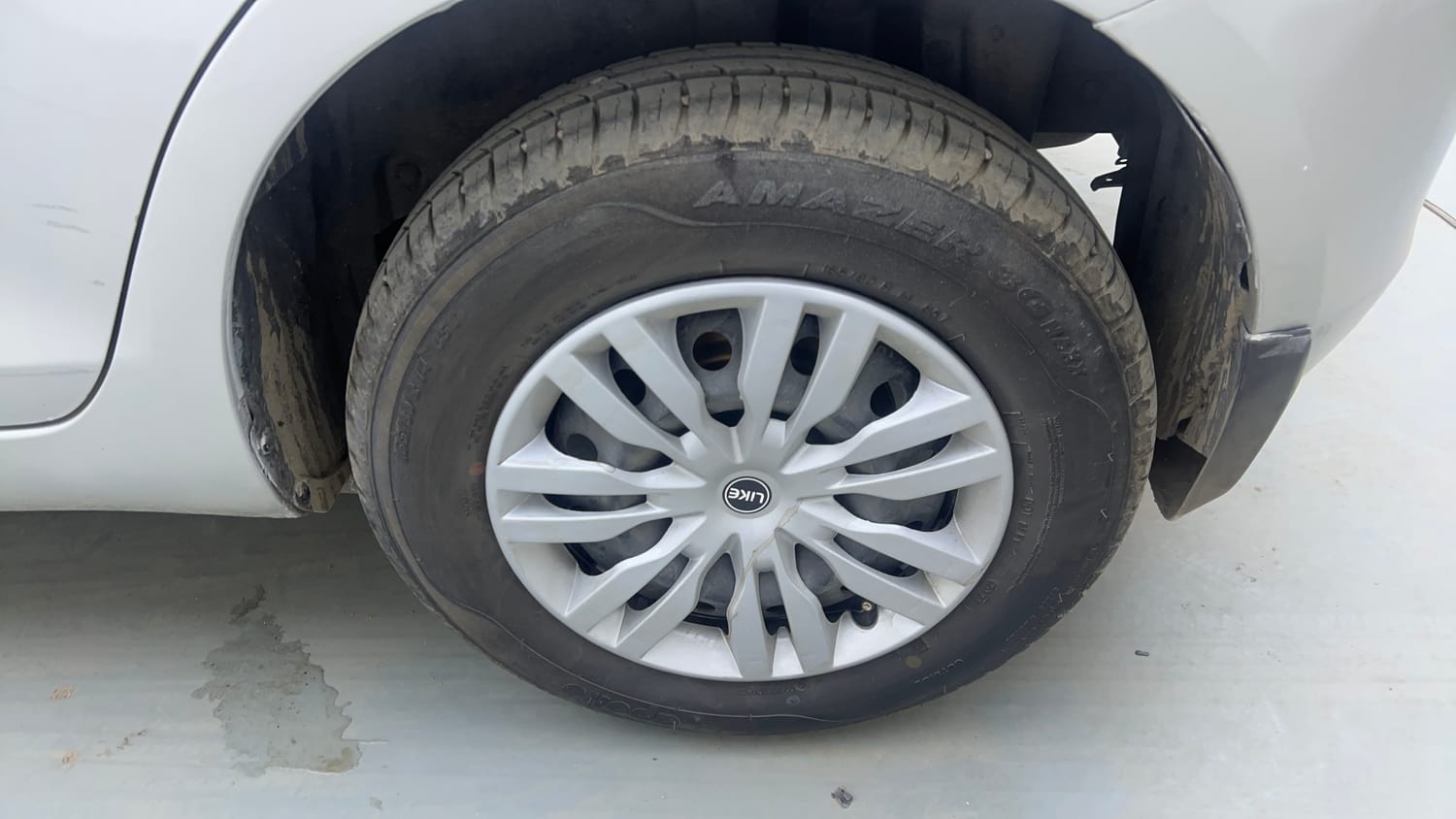 Used 2015 Maruti Suzuki Swift VXi Petrol Manual tyres LEFT REAR TYRE RIM VIEW