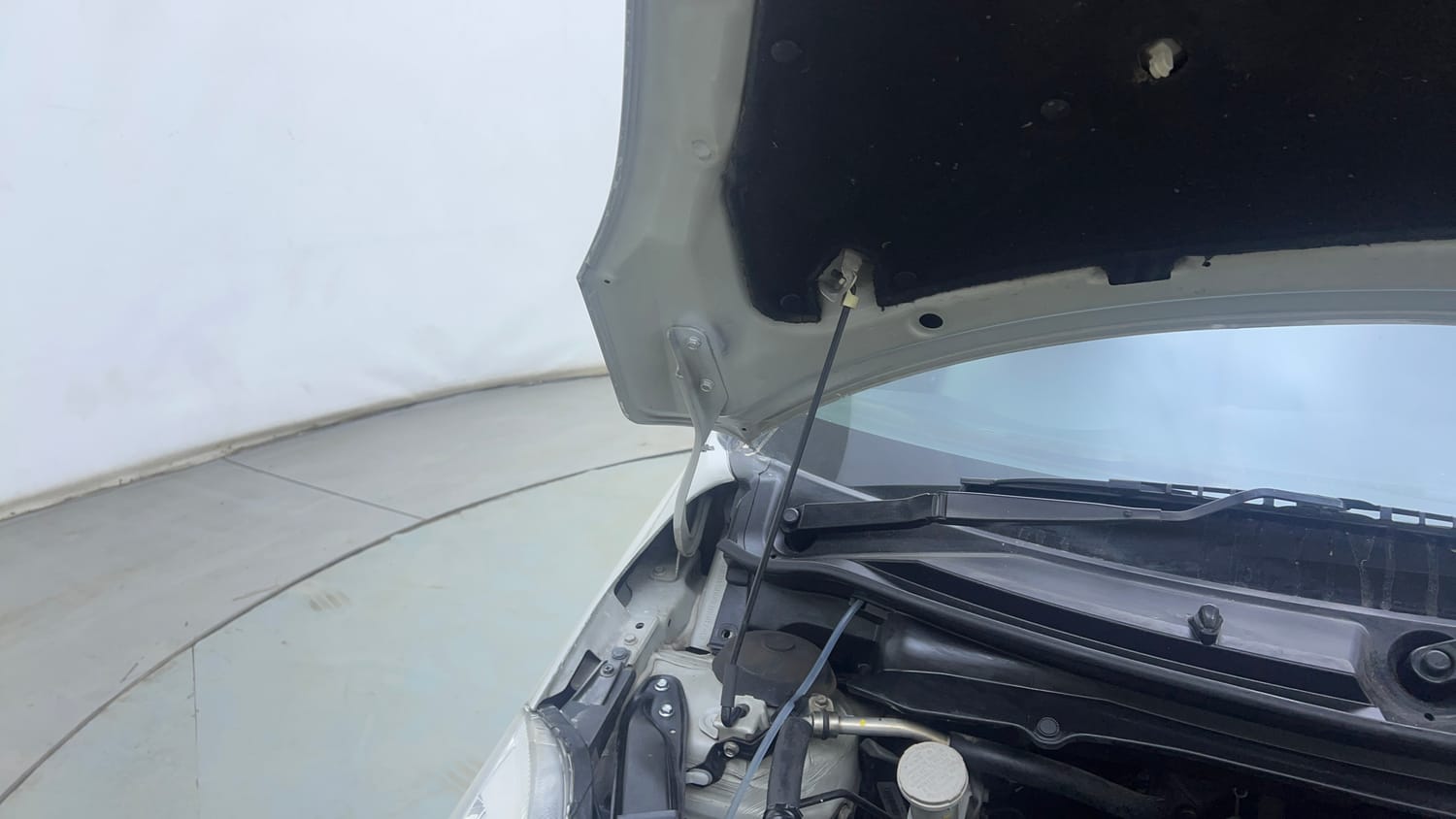 Used 2015 Maruti Suzuki Swift VXi Petrol Manual engine ENGINE RIGHT SIDE HINGE & APRON VIEW
