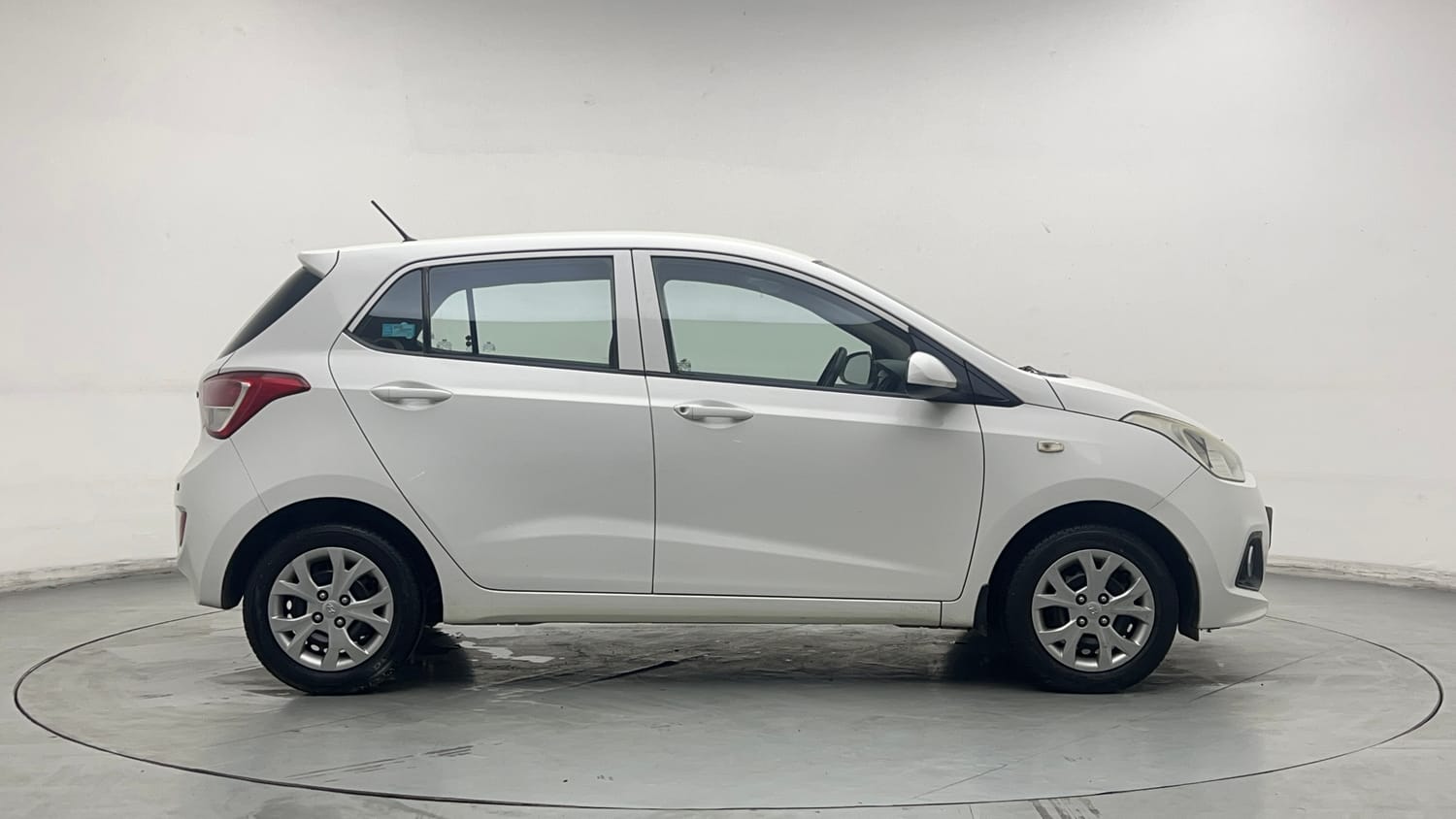 Used 2015 Hyundai Grand i10 Magna 1.2 Kappa VTVT Petrol Manual exterior RIGHT SIDE VIEW