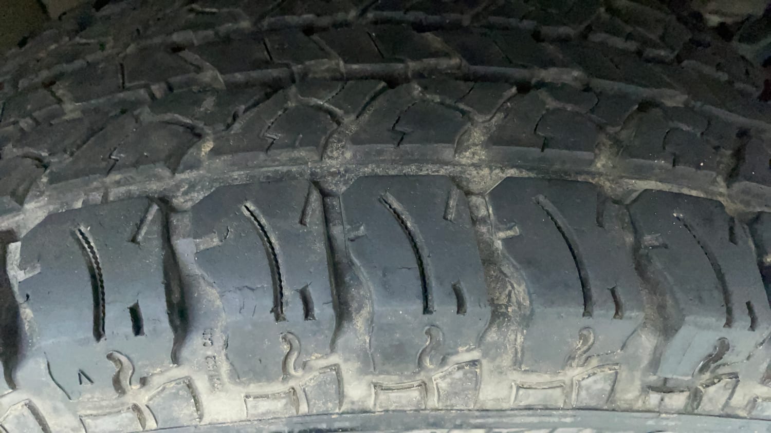 Used 2022 mahindra Thar LX Hard Top Petrol AT 4WD Petrol Automatic tyres RIGHT FRONT TYRE TREAD VIEW
